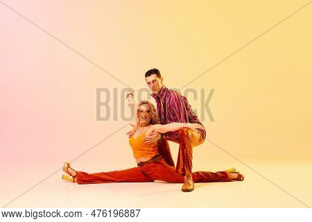 On Twine. Support. Expressie, Talented Young Couple, Man And Woman In Vintage Clothes Dancing Agains