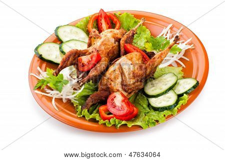 Dois codorniz toda com pepino, tomate e cebola