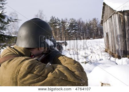 Vinterkrigen 1939-1940: røde hær soldat mål fra en riffel. Form af en tilbage