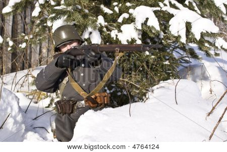 Vinterkrigen 1939-1940: Finsk soldat mål fra en riffel