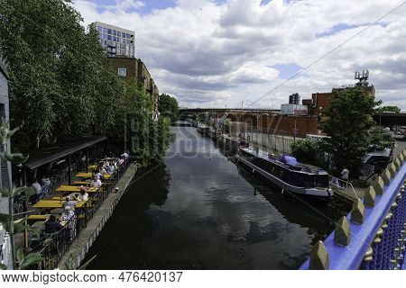 London - 05 21 2022: View From Ponte Bridge 4c On The Great Western Road On The Grand Union Canal Wi