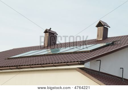 Solární Panel (geliosystem) na střeše domu.