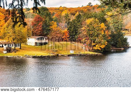 Kawartha Lakes, Canada - 20 October 2022: A Cabin On The Shore Of A Small Lake In The Kawartha Lakes