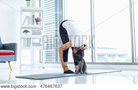 Asian Unrecognizable Unknown Healthy Fit Slim Sexy Female Sporty Athlete Model In Sportswear And Leg