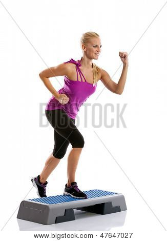 Smuk blond ung kvinde udfører trin aerobic motion