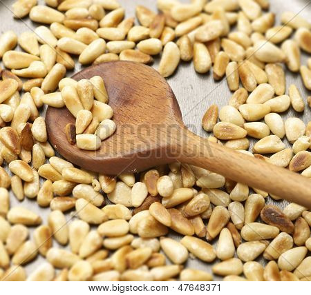 Pečení Pinenuts v pánvi