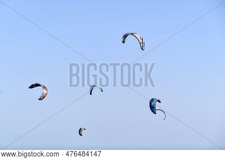 Los Caños De Meca, Barbate, Cádiz; August 19, 2022: Athletes Practicing Kitesurfing In Front Of The 