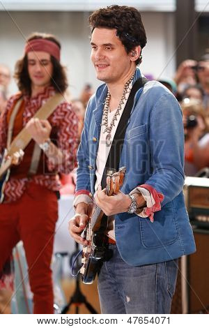 นิวยอร์ก 5 jul: นักร้อง John Mayer ทำในวันนี้แสดงปลอดของร็อคกี้เฟลเลอร์พลาซ่าบน 5 กรกฎาคม 2013 