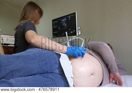 Ultrasound Examination Of The Fetus Of A Pregnant Woman. Apparatus For Ultrasound Examination. Ultra