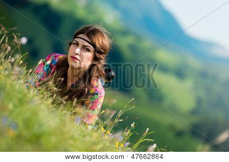 Hermosa mujer tirado en el pasto