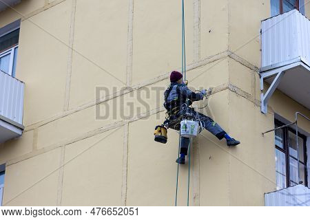 Moscow,russia - 11 November, 2022: Worker Assembler Mounts Iron Elements On The Wall Of The Building