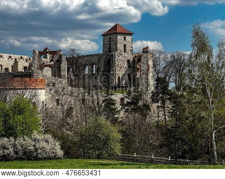 Tenczyn Castle - The Ruins Of A Castle Located In The Jura Krakowsko-częstochowska, Included In The 