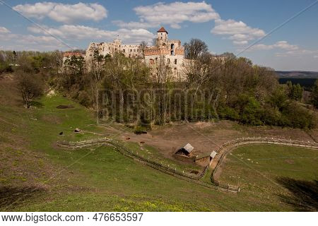 Tenczyn Castle - The Ruins Of A Castle Located In The Jura Krakowsko-częstochowska, Included In The 