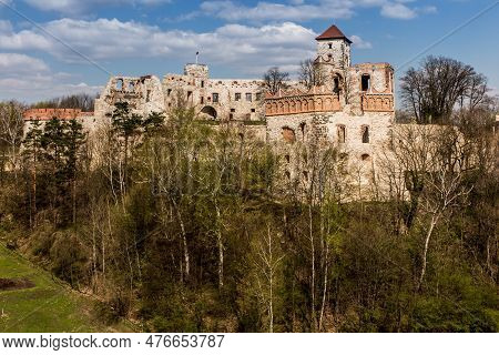 Tenczyn Castle - The Ruins Of A Castle Located In The Jura Krakowsko-częstochowska, Included In The 