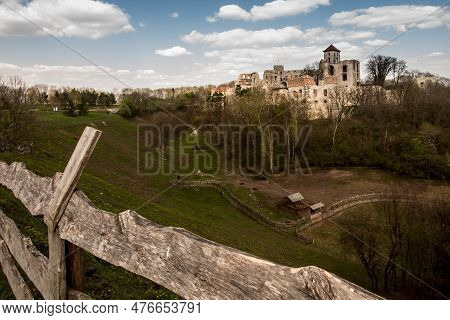 Tenczyn Castle - The Ruins Of A Castle Located In The Jura Krakowsko-częstochowska, Included In The 
