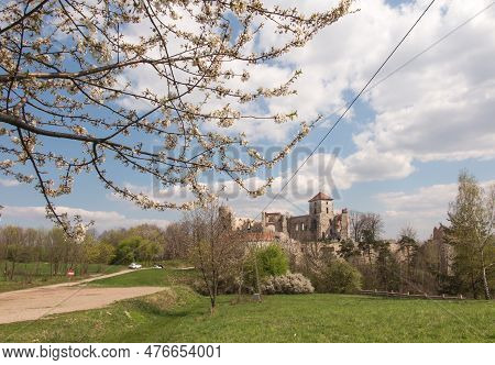 Tenczyn Castle - The Ruins Of A Castle Located In The Jura Krakowsko-częstochowska, Included In The 
