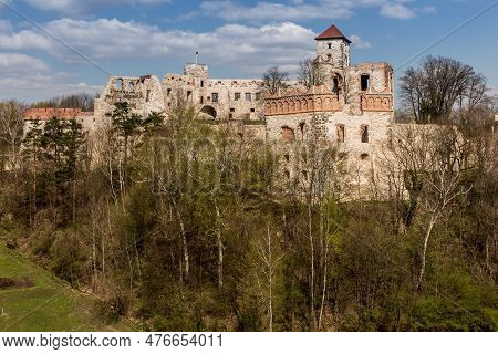 Tenczyn Castle - The Ruins Of A Castle Located In The Jura Krakowsko-częstochowska, Included In The 