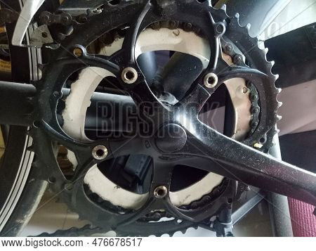 A Photo Of A Bicycle Crankset In Black Color