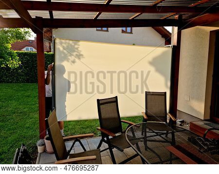 Screen Blinds Are Made Of Pvc Fabric, Which, Thanks To Its Composition, Can Partially Absorb And Ref