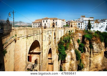 Ronda, Spanien. Panoramaudsigt over den gamle by Ronda, den berømte hvide landsby og den nye bro. 