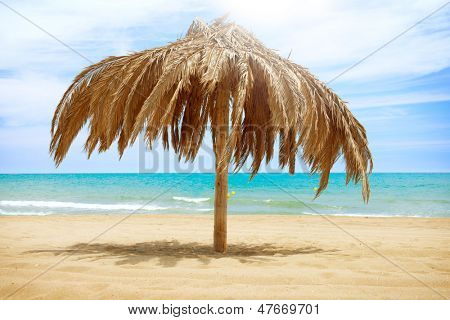 Koncept dovolenou. Mareverde střechu Palapa deštník v Torremolinos, Španělsko. Costa del Sol