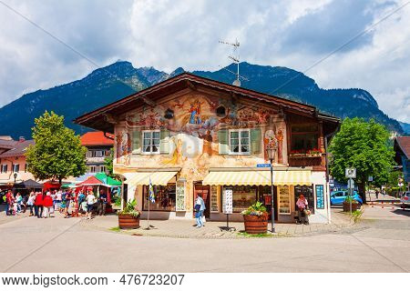Garmisch-partenkirchen, Germany - July 02, 2021: Beauty House With Luftlmalerei, Bayern Art Form Of 
