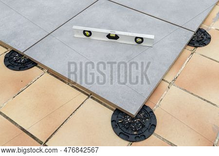 Outdoor Pedestal With Spirit Level For Rubber Shim Supports With Slope Corrector Plastic Pad