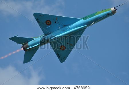 Avião de caça MIG 21 LANCER realiza um voo de demonstração