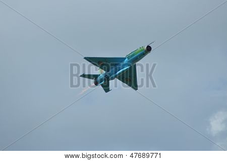 Avião de caça MIG 21 LANCER realiza um voo de demonstração
