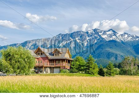 Luxusní dům za fantastický mountain view ve slunečný den v Vancouver, Kanada.
