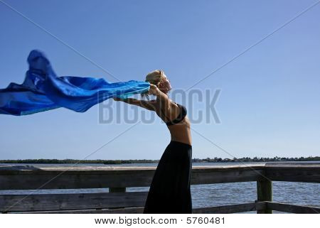Vrouw die zich uitstrekt In de zon