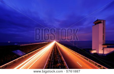 Afsluitdijk ในประเทศเนเธอร์แลนด์ในเวลากลางคืน