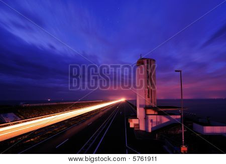Afsluitdijk ในประเทศเนเธอร์แลนด์ในเวลากลางคืน