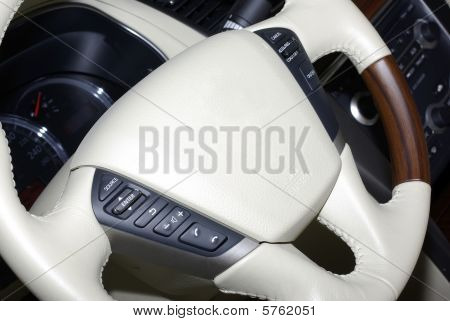 Interiér moderní japonské auto. Kůže s dřevěným Steereing kolo. Mnoho technologií a tlačítka.