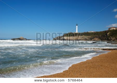 Onde dell'Atlantico impennata verso Oceanfront vicino a Biarritz.