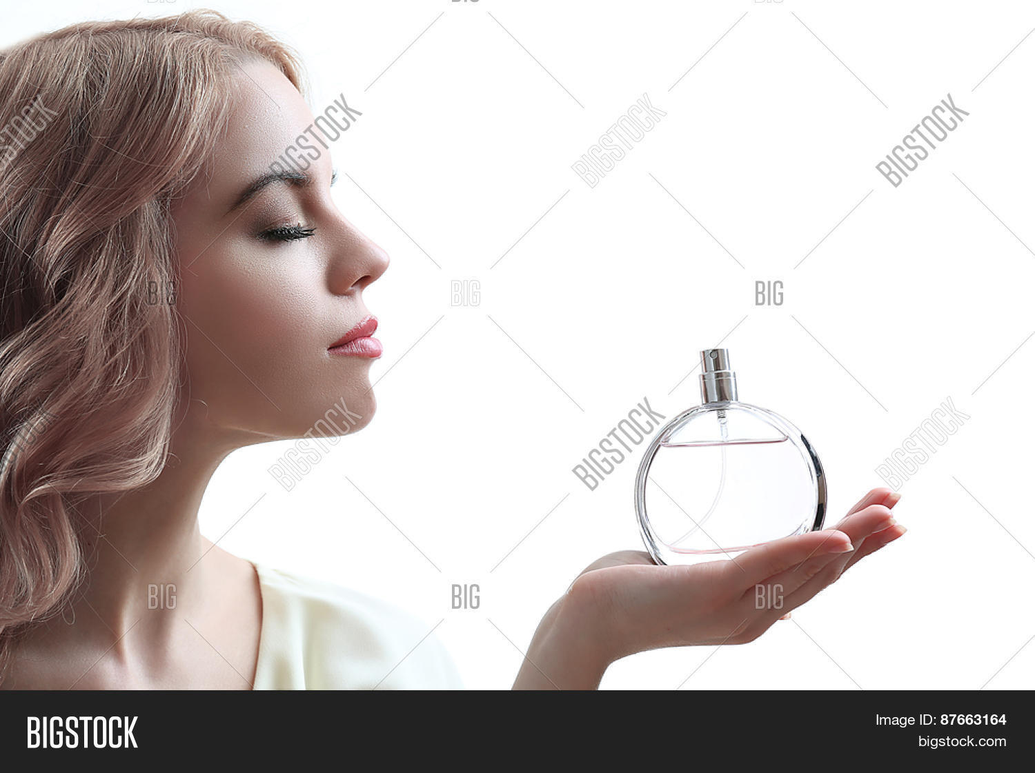 восприятие аромата духов. стол для спиритических сеансов. спиритизм. спиритический сеанс. общение с духом.