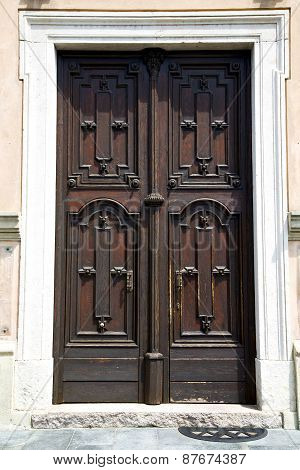 Europe  Italy  Lombardy      In  The Milano    Church  Door Closed Brick    Pavement