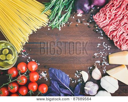 Pasta Bolognese Ingredients: Spaghetti, Minced Meat, Tomatoes, Basil, Rosemary, Parmesan Cheese, Oli