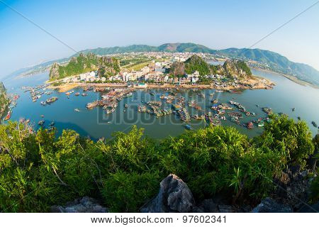 Beautiful seascape with mountain in Ha Long Bay, Vietnam.