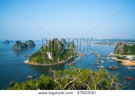 Beautiful seascape with mountain in Ha Long Bay, Vietnam.