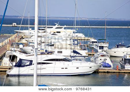 Yacht a Odessa In autunno.