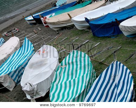 Barcos deitado na praia