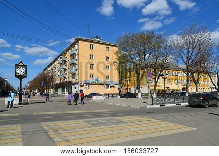 Tver, russia - may. 07.2017. Crossing the streets of Trekhsvyatskaya and a Radishcheva