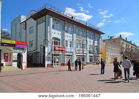 Tver, russia - may 07.2017. Trehsvyatskaya - pedestrian street in the center of the city