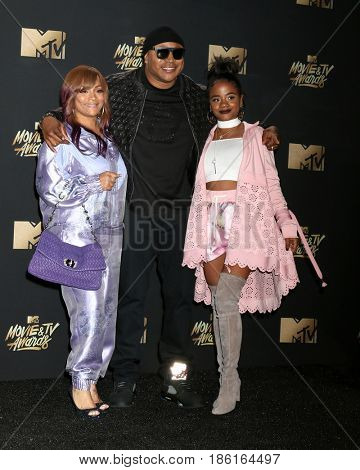 LOS ANGELES - MAY 7:  Simone Smith, LL Cool J, Nina Simone Smith at the MTV Movie and Television Awards on the Shrine Auditorium on May 7, 2017 in Los Angeles, CA