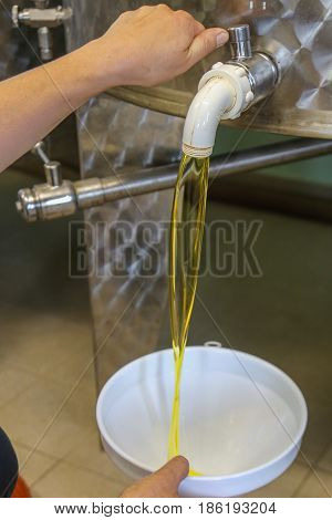 A filling of small can from oil barrell