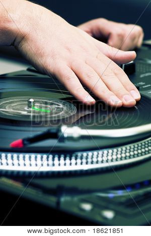 Hip-hop Dj graffiare il vinile