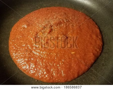 red speghetti sauce in black frying pan