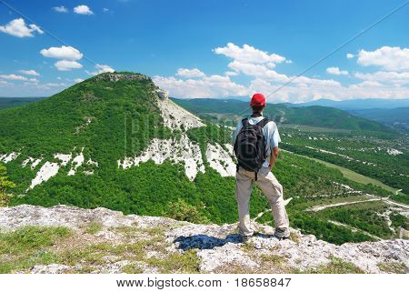 Hombre en la cima de la montaña. Composición del paisaje.