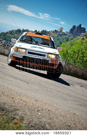 YALTA, UK-SEPTEMBER 11: Ukrainske team i race på MAZDA 323, Race Jalta Prime Rally, September 1